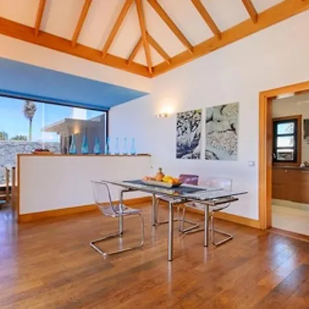 Villa Villa: Beachside Retreat With Pool & Wi-fi