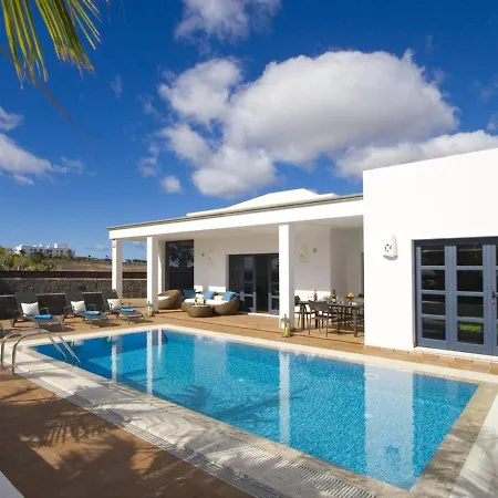 Villa: Beachside Retreat With Pool & Wi-fi
