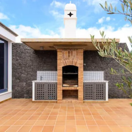 Villa: Beachside Retreat With Pool & Wi-fi * Playa Blanca (Lanzarote)