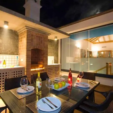 Villa: Beachside Retreat With Pool & Wi-fi Playa Blanca (Lanzarote)