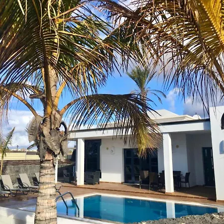 Villa: Beachside Retreat With Pool & Wi-fi Villa Playa Blanca (Lanzarote)