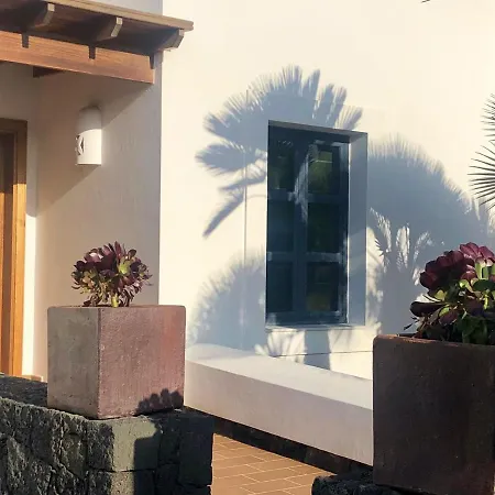Villa: Beachside Retreat With Pool & Wi-fi *
