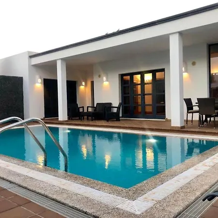 Villa: Beachside Retreat With Pool & Wi-fi Villa Playa Blanca (Lanzarote)