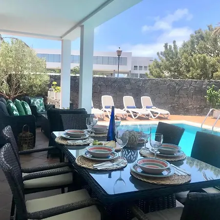 Villa Villa: Beachside Retreat With Pool & Wi-fi *