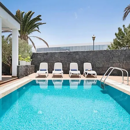 Villa: Beachside Retreat With Pool & Wi-fi Playa Blanca (Lanzarote)