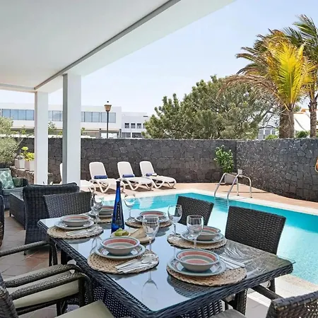 Villa Villa: Beachside Retreat With Pool & Wi-fi