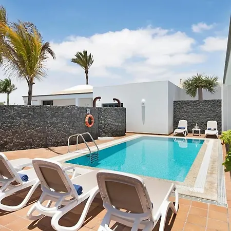 Villa: Beachside Retreat With Pool & Wi-fi * Playa Blanca (Lanzarote)