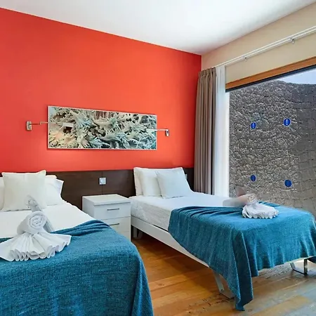 Villa: Beachside Retreat With Pool & Wi-fi