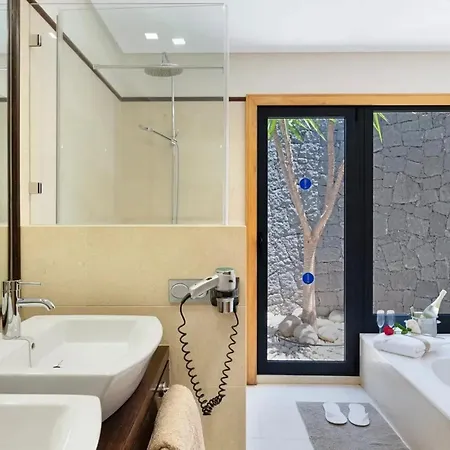 Villa Villa: Beachside Retreat With Pool & Wi-fi