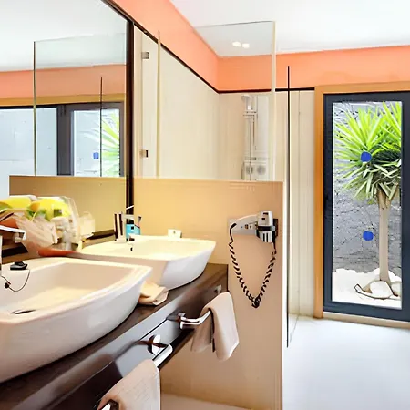 Villa: Beachside Retreat With Pool & Wi-fi Playa Blanca (Lanzarote)