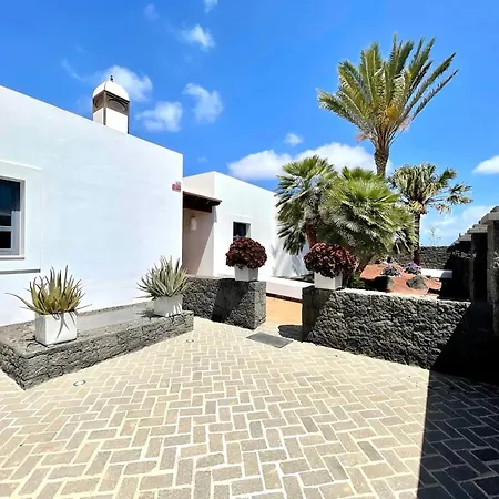 Villa Villa: Beachside Retreat With Pool & Wi-fi *