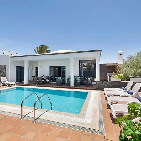 Villa Villa: Beachside Retreat With Pool & Wi-fi Playa Blanca (Lanzarote)
