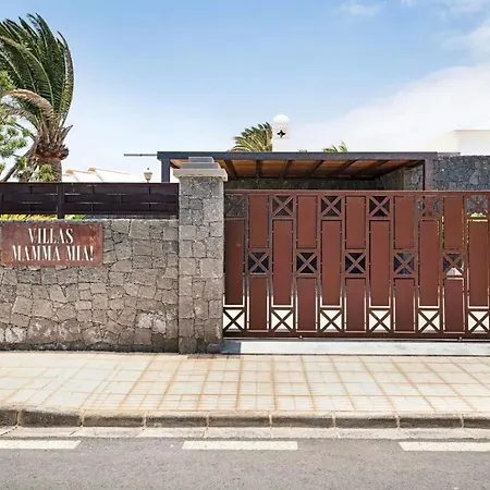 Villa: Beachside Retreat With Pool & Wi-fi Villa Playa Blanca (Lanzarote)