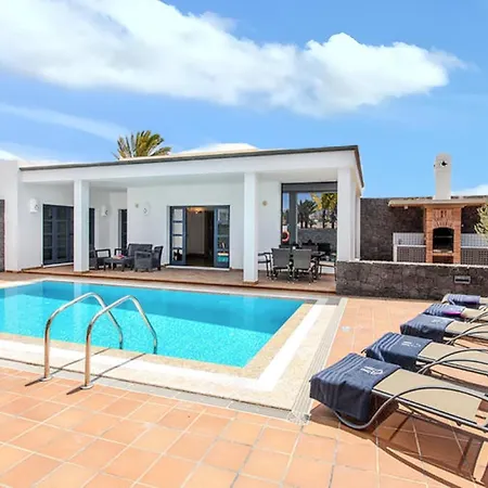 Villa: Beachside Retreat With Pool & Wi-fi Villa Playa Blanca (Lanzarote)