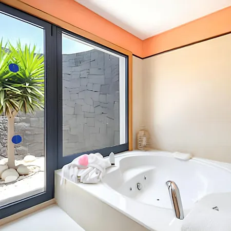 Villa Villa: Beachside Retreat With Pool & Wi-fi