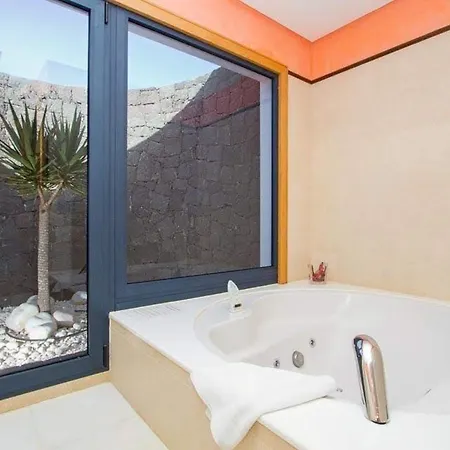 Villa: Beachside Retreat With Pool & Wi-fi *