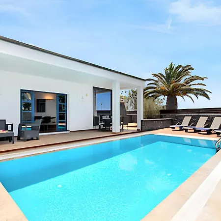 Villa: Beachside Retreat With Pool & Wi-fi * Playa Blanca (Lanzarote)
