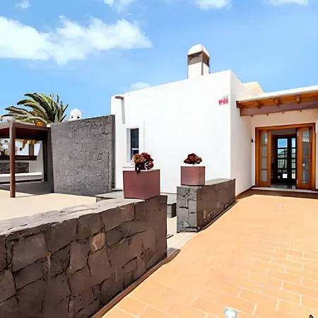 Villa: Beachside Retreat With Pool & Wi-fi *