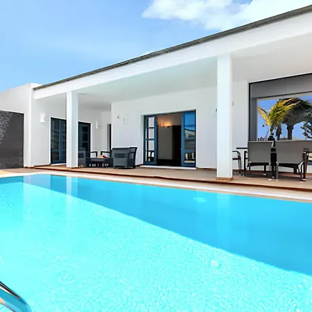 Villa: Beachside Retreat With Pool & Wi-fi Villa Playa Blanca (Lanzarote)