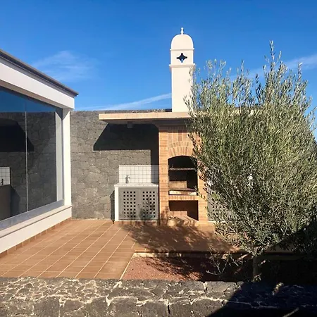 Villa Villa: Beachside Retreat With Pool & Wi-fi