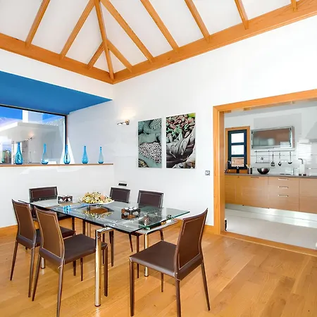 Villa: Beachside Retreat With Pool & Wi-fi Villa *