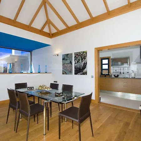 Villa: Beachside Retreat With Pool & Wi-fi Villa *