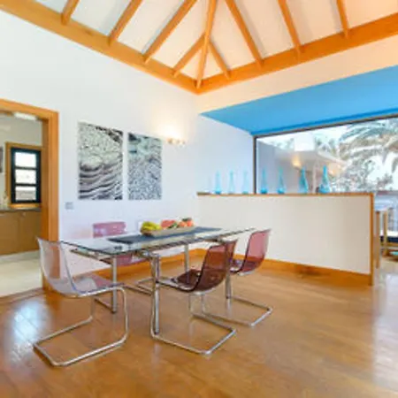 Villa Villa: Beachside Retreat With Pool & Wi-fi