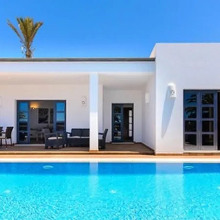 Villa: Beachside Retreat With Pool & Wi-fi
