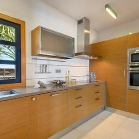 Villa Villa: Beachside Retreat With Pool & Wi-fi *