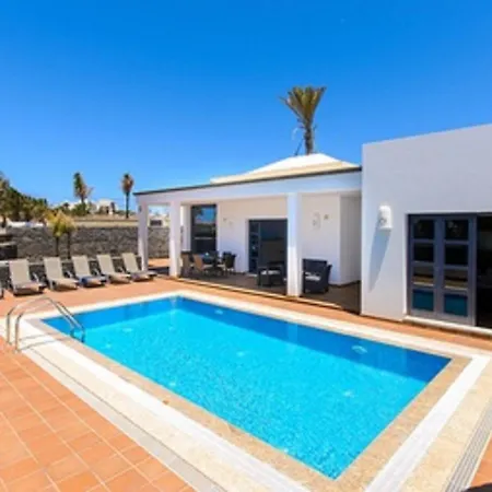 Villa: Beachside Retreat With Pool & Wi-fi *