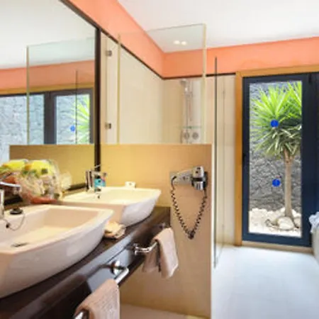 Villa: Beachside Retreat With Pool & Wi-fi Playa Blanca (Lanzarote)