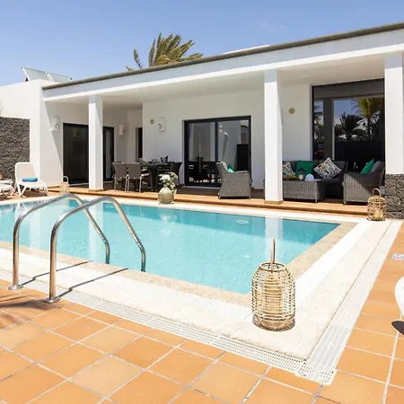 Villa Villa: Beachside Retreat With Pool & Wi-fi Playa Blanca (Lanzarote)