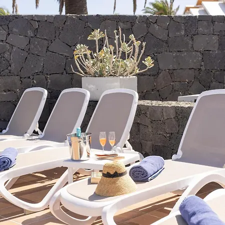 Villa: Beachside Retreat With Pool & Wi-fi