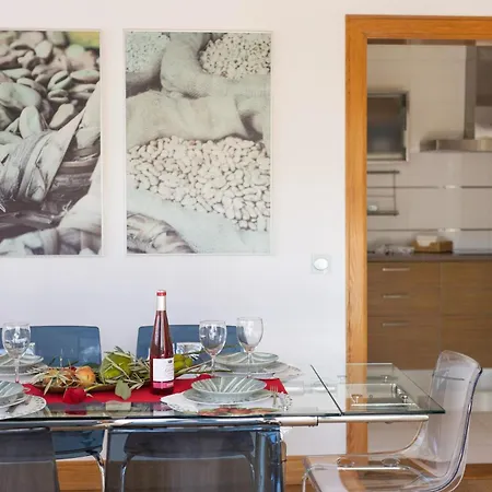 Villa Villa: Beachside Retreat With Pool & Wi-fi